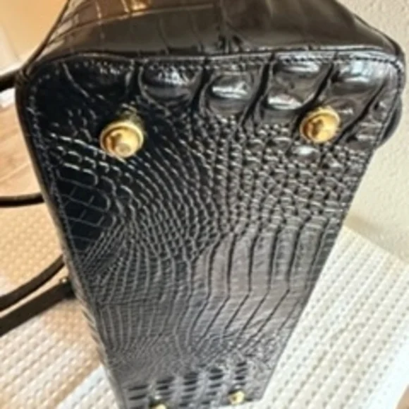 Elegant Black Brahmin Crocodile-Embossed Handbag - Picture 4 of 7